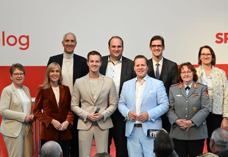 Gruppenfoto der Teilnehmerinnen und Teilnehmer des Fachforums Industrielle Gesundheitswirtschaft im Deutschen Bundestag