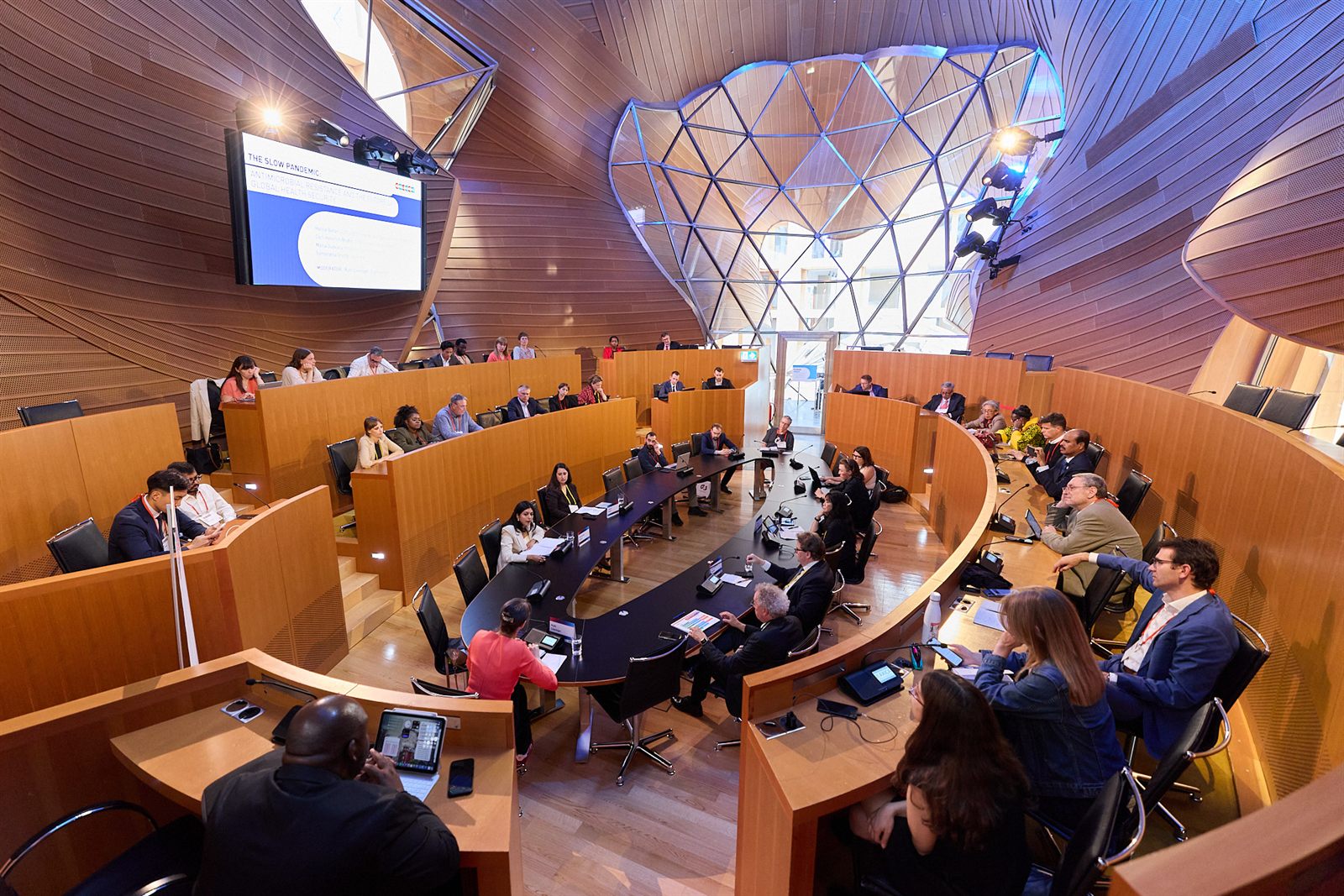 Podiumsdiskussion zu antimikrobiellen Resistenzen beim Global Solutions Summit 2026