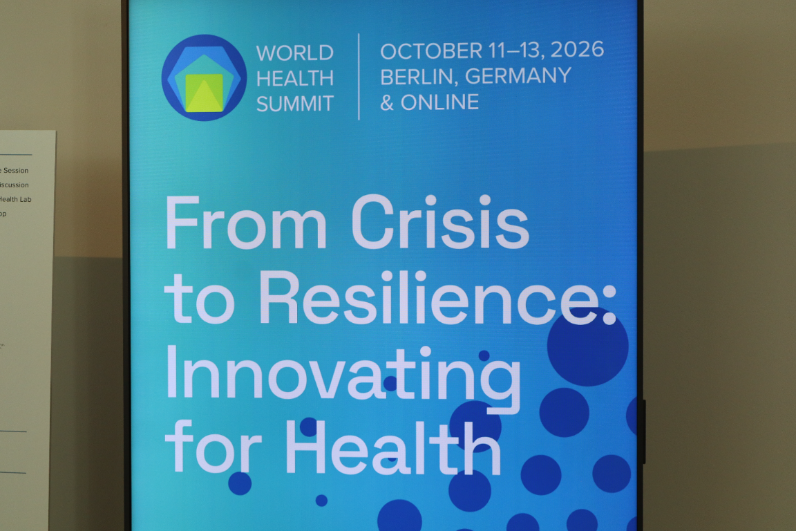 Beschilderung des World Health Summit 2026 in Berlin